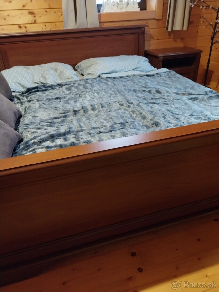 manželská posteľ s matracmi a nočnými stolíkmi