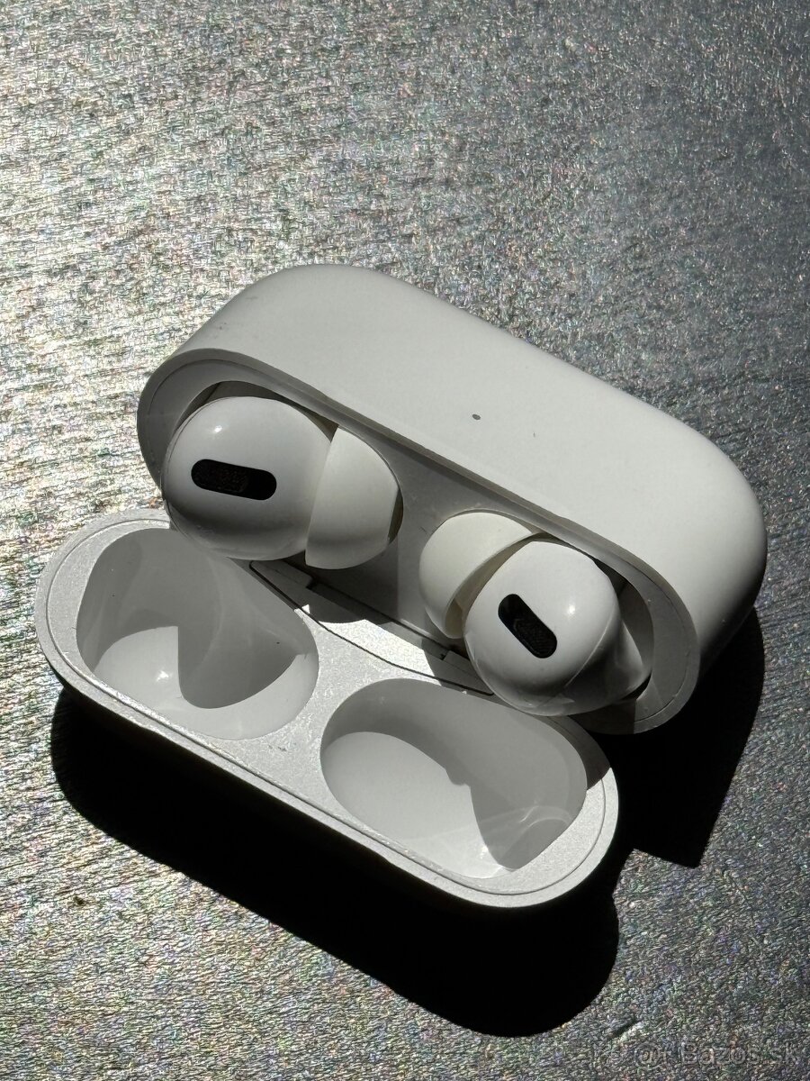 AirPods Pro 1, puzdro a lave sluchadlo