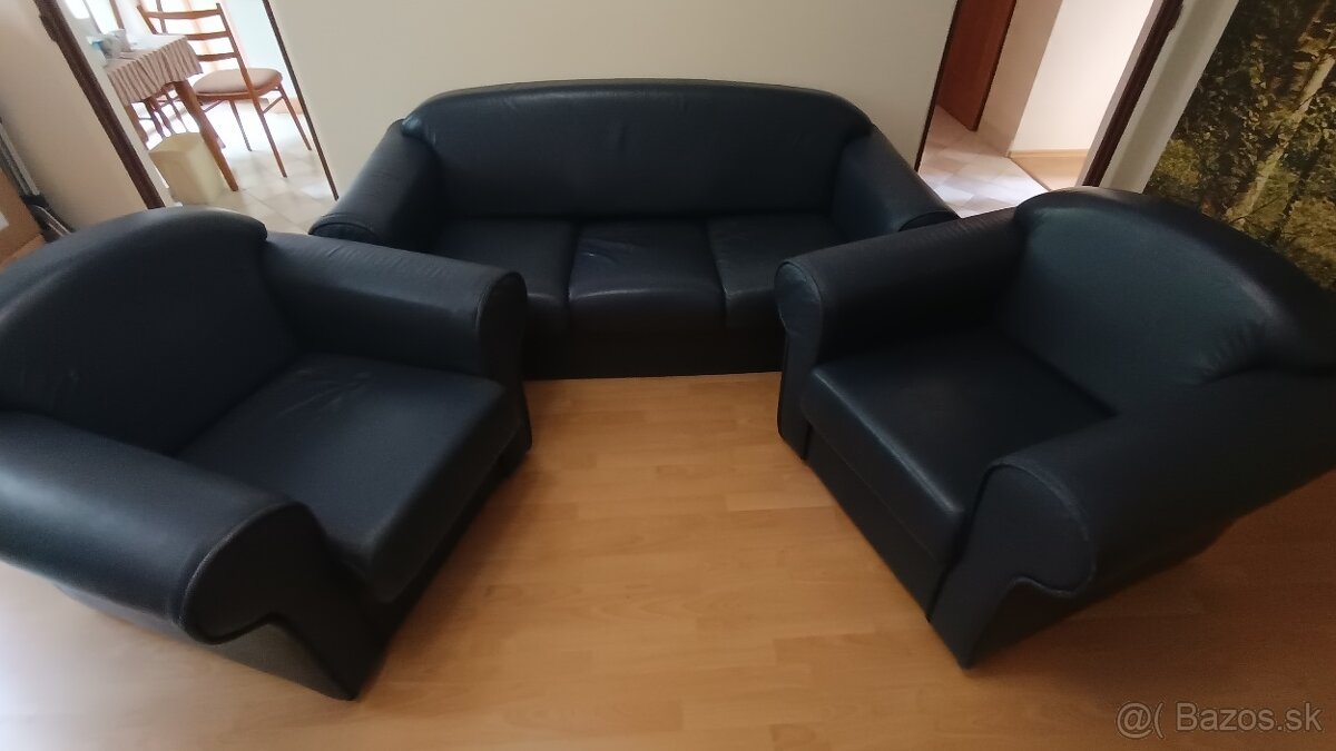 Predám rozkladaciu koženú sedaciu súpravu s dvoma kreslami
