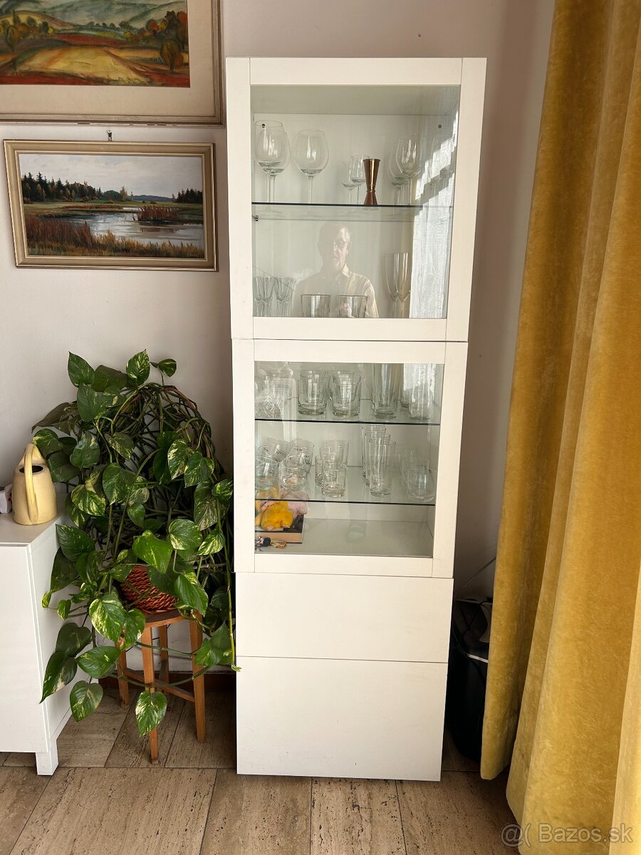 Biela skrinka s dvomi zásuvkami