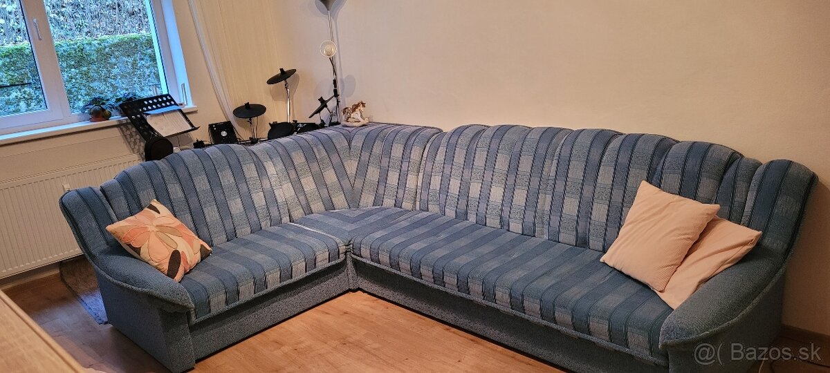 Rohova sedacka rozkladacia s uloznym priestorom