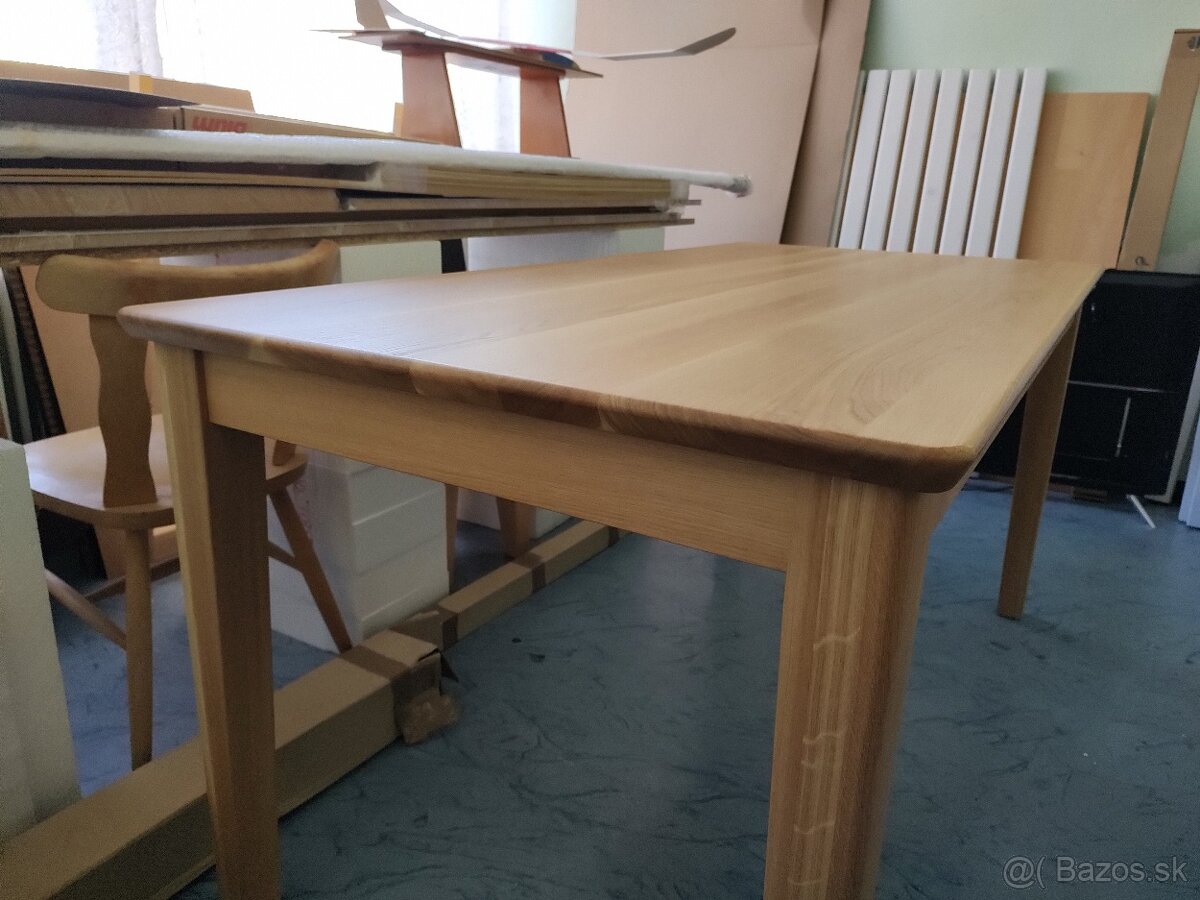 Jedálenský stôl