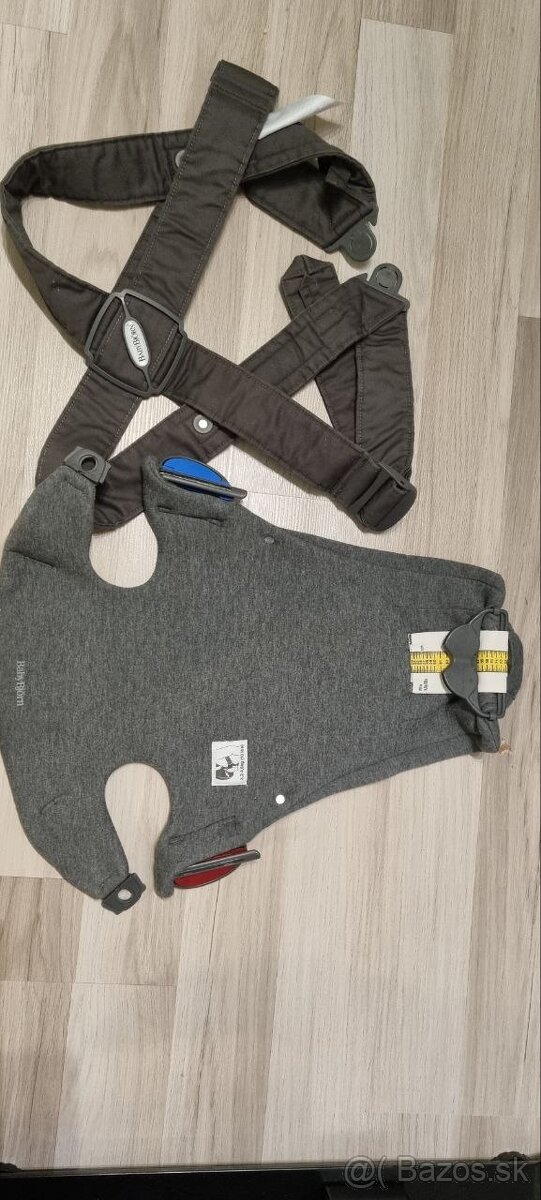 BabyBjörn Mini Dark Grey klokanka, Nosič