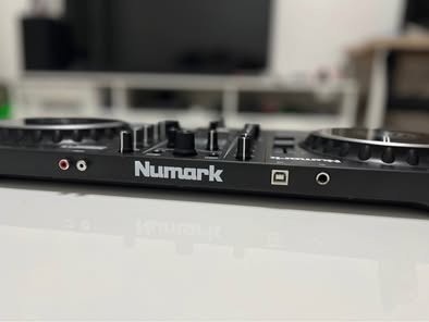 Numark Mixtrack PRO FX