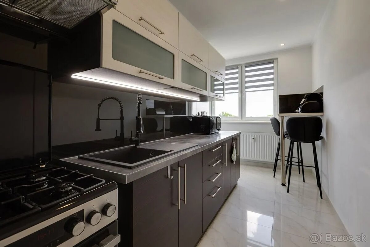 Kompletne zrekonštruovaný 2-izbový byt, 60 m² – Špačince.