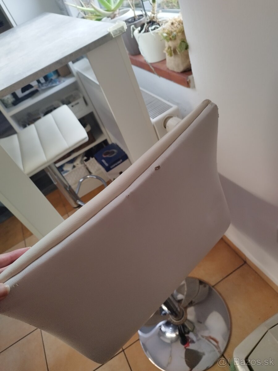 Barový stolík so stolickami