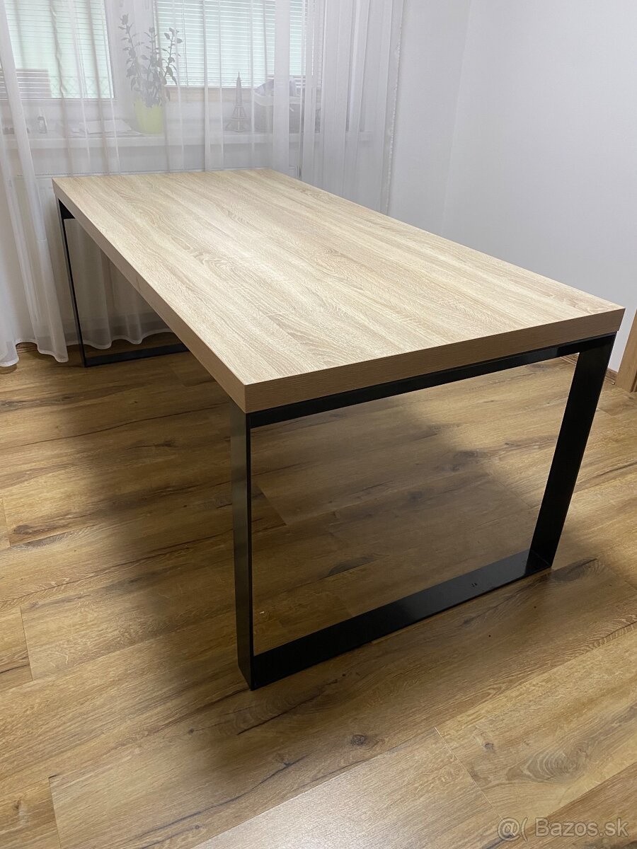 Jedálenský stôl