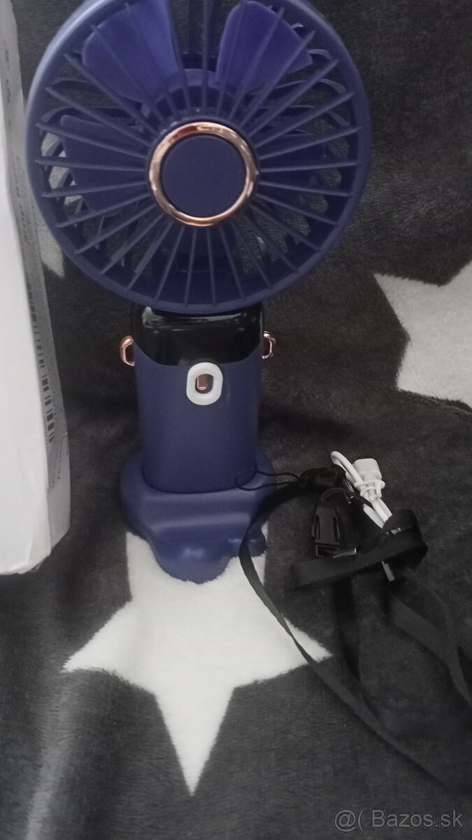 malý prenosný stolný ventilátor