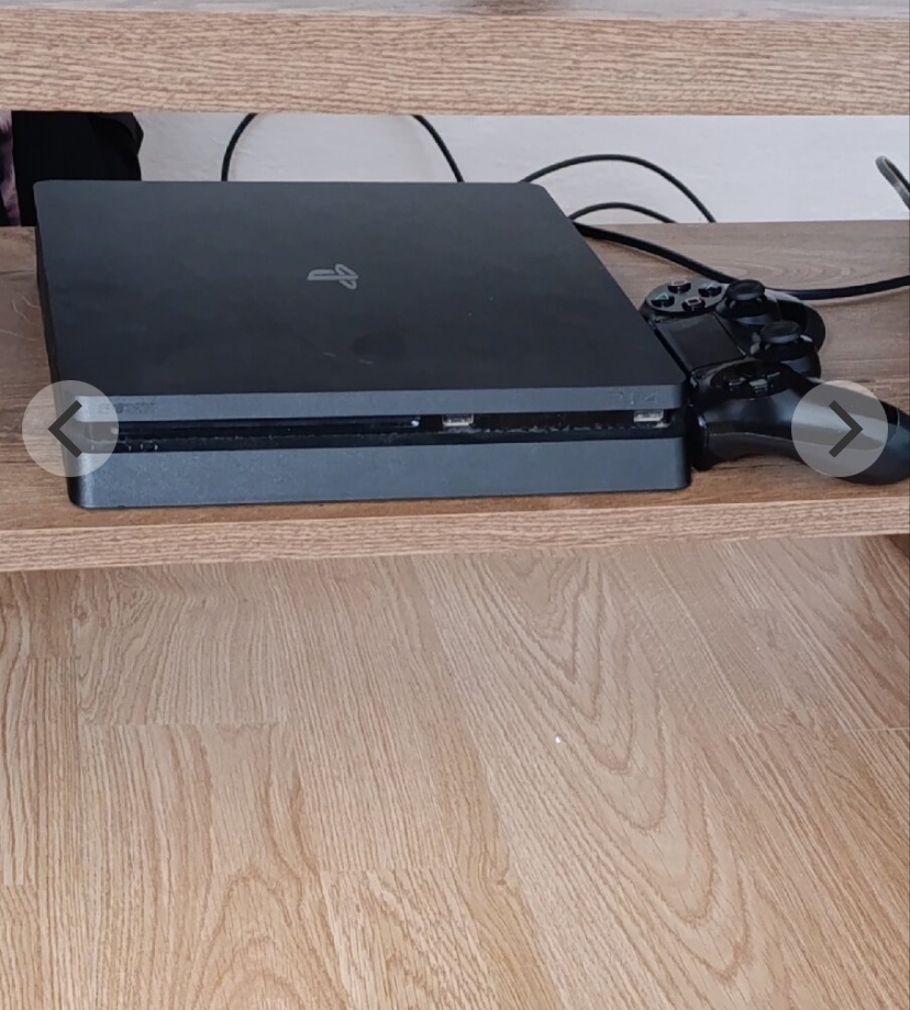 Predám PS4 slim 500gb