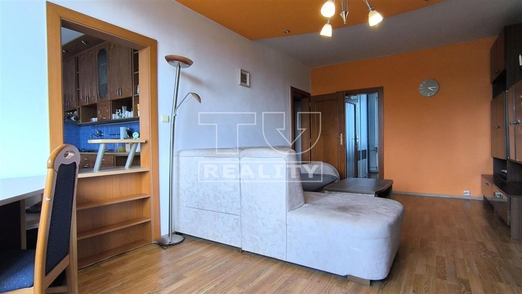 Na predaj priestranný 3,5 izbový byt s balkónom v...