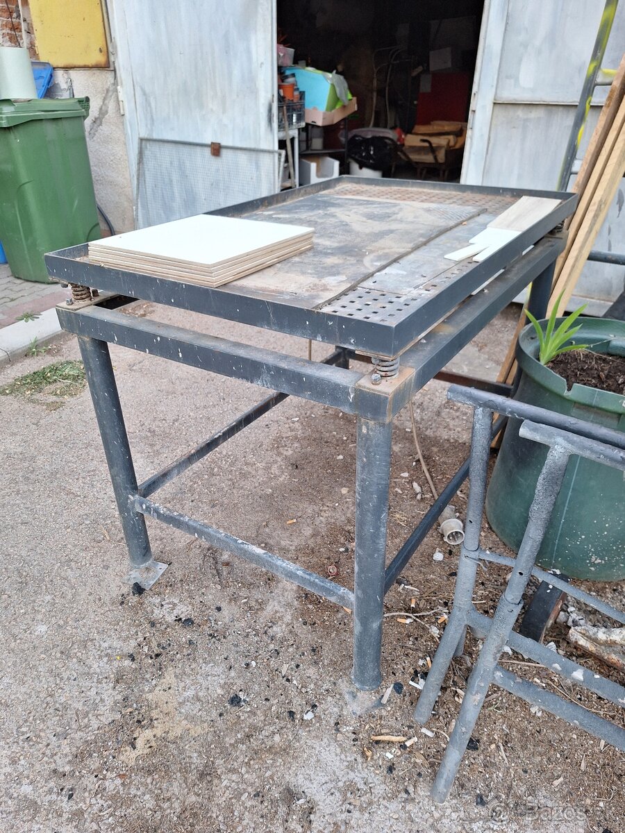 Vibrovací stôl na výrobu dlažby