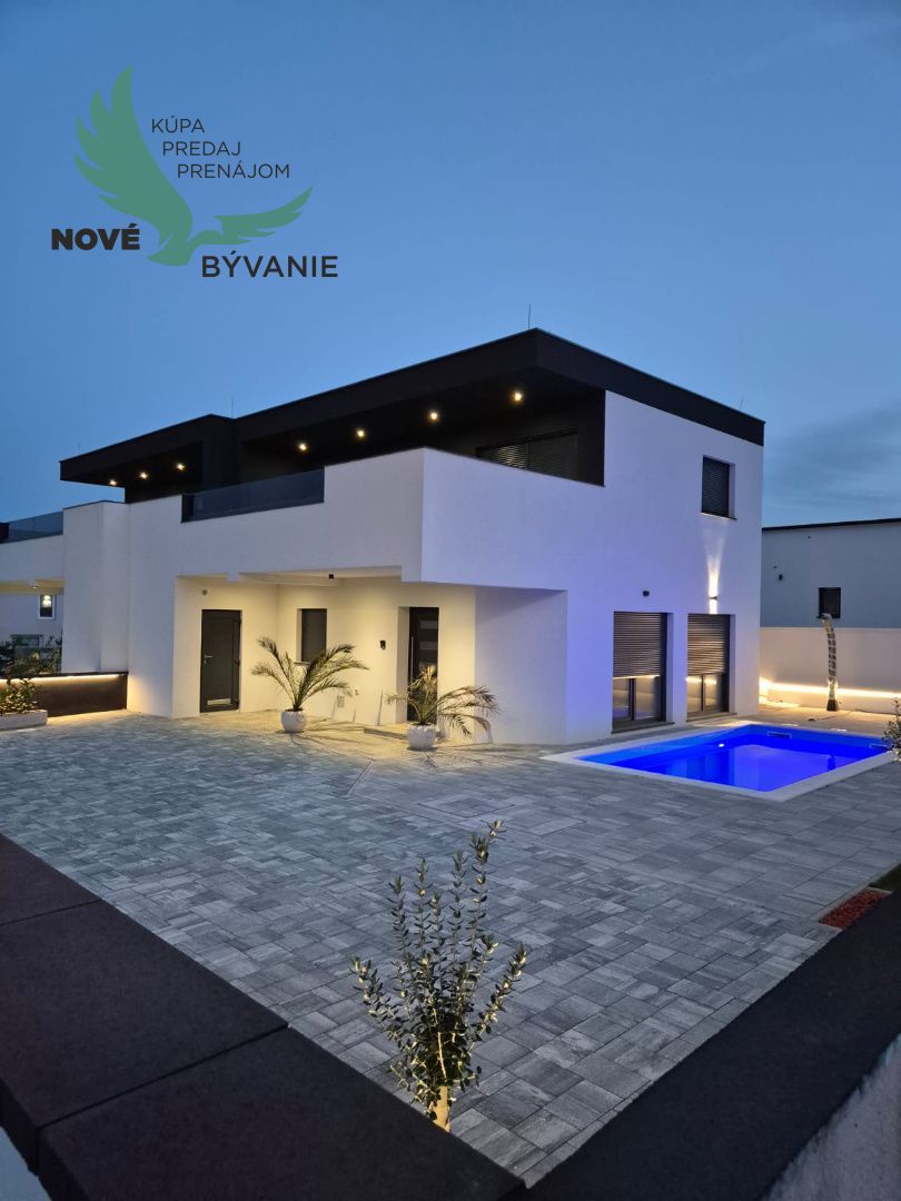Novostavba domu s bazénom a výhľadom na more v Chorvátsku na