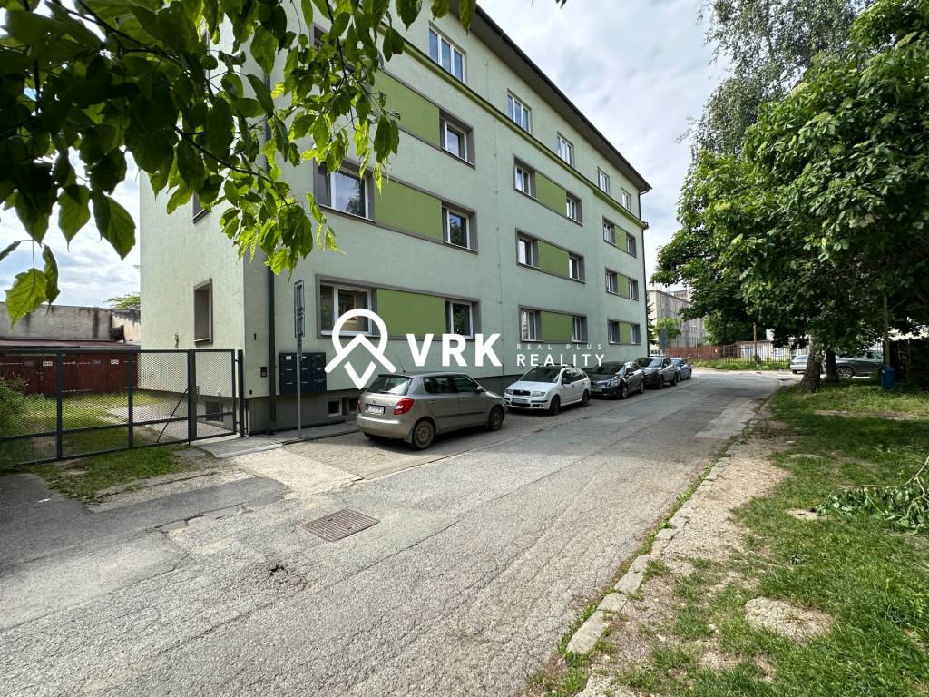 VEĽKÝ 2-IZBOVÝ TEHLOVÝ BYT S A MOŽNOSŤOU GARÁŽE, KOŠICE – JU