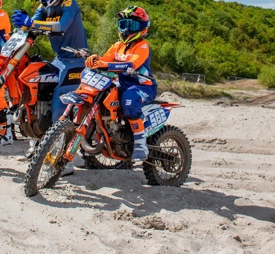 Kvalitný detský priedušný modrý oranžový komplet shot