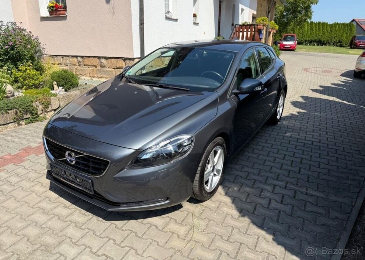 Volvo V40 1,6i pravidelný sevis Top stav benzín manuál 88 kw