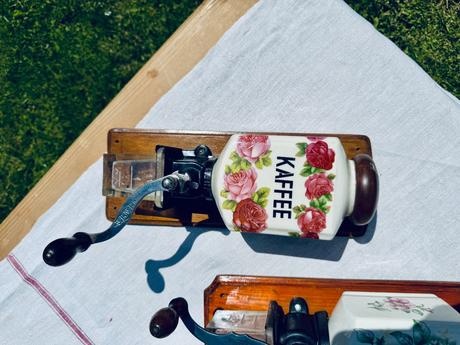 Nástenný starožitný porcelánový mlynček na kávu