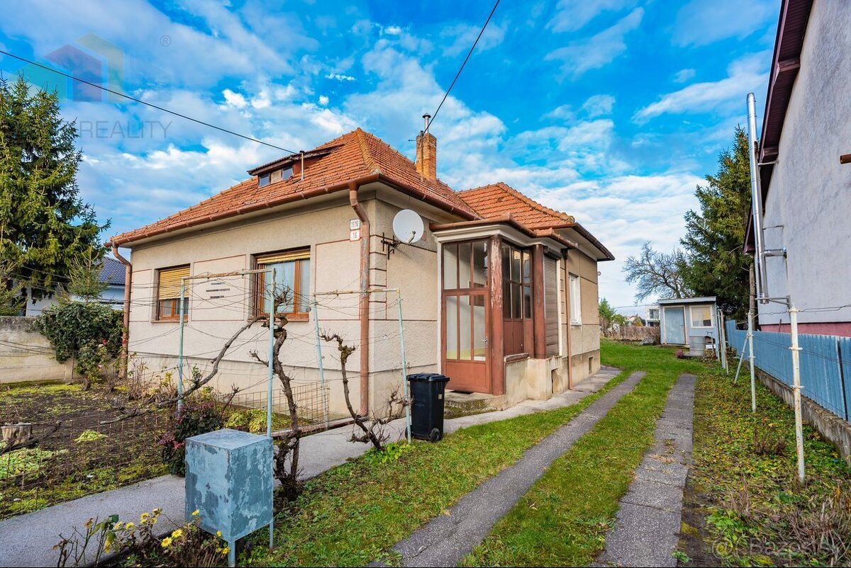 Priestranný rodinný dom s veľkým pozemkom 1454 m2, Bernoláko