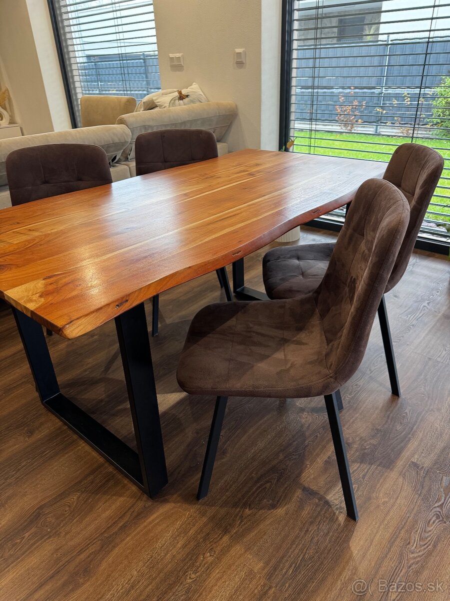 Jedalensky stôl +stoličky