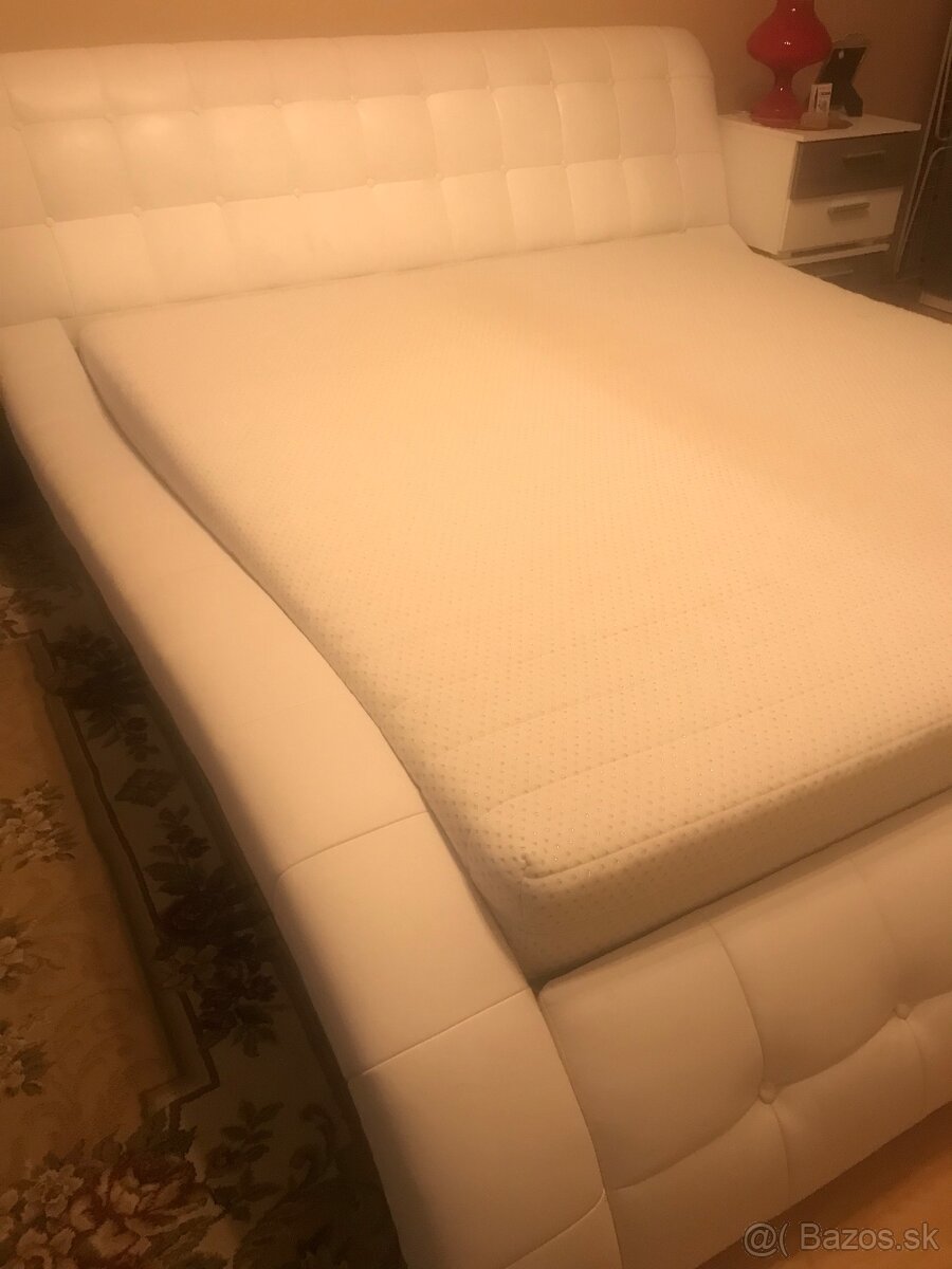 Velka masivna stabilna postel