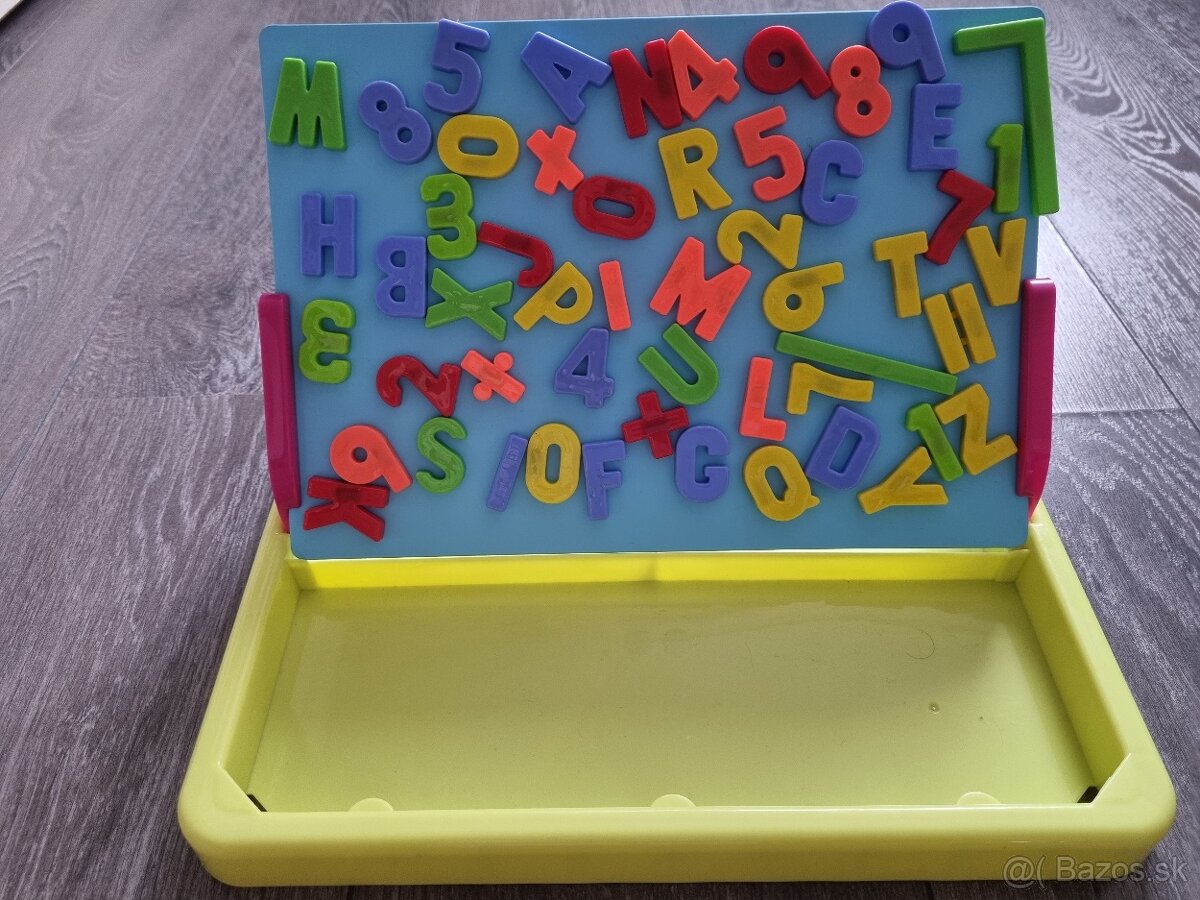Magnetická tabuľa s písmenkami