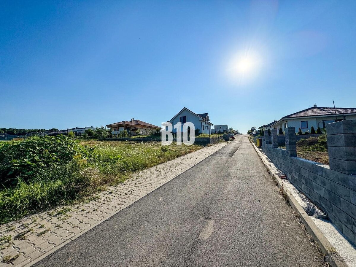 REZERVOVANÉ - Znížená cena - STAVEBNÝ POZEMOK 792 m2 - Páro