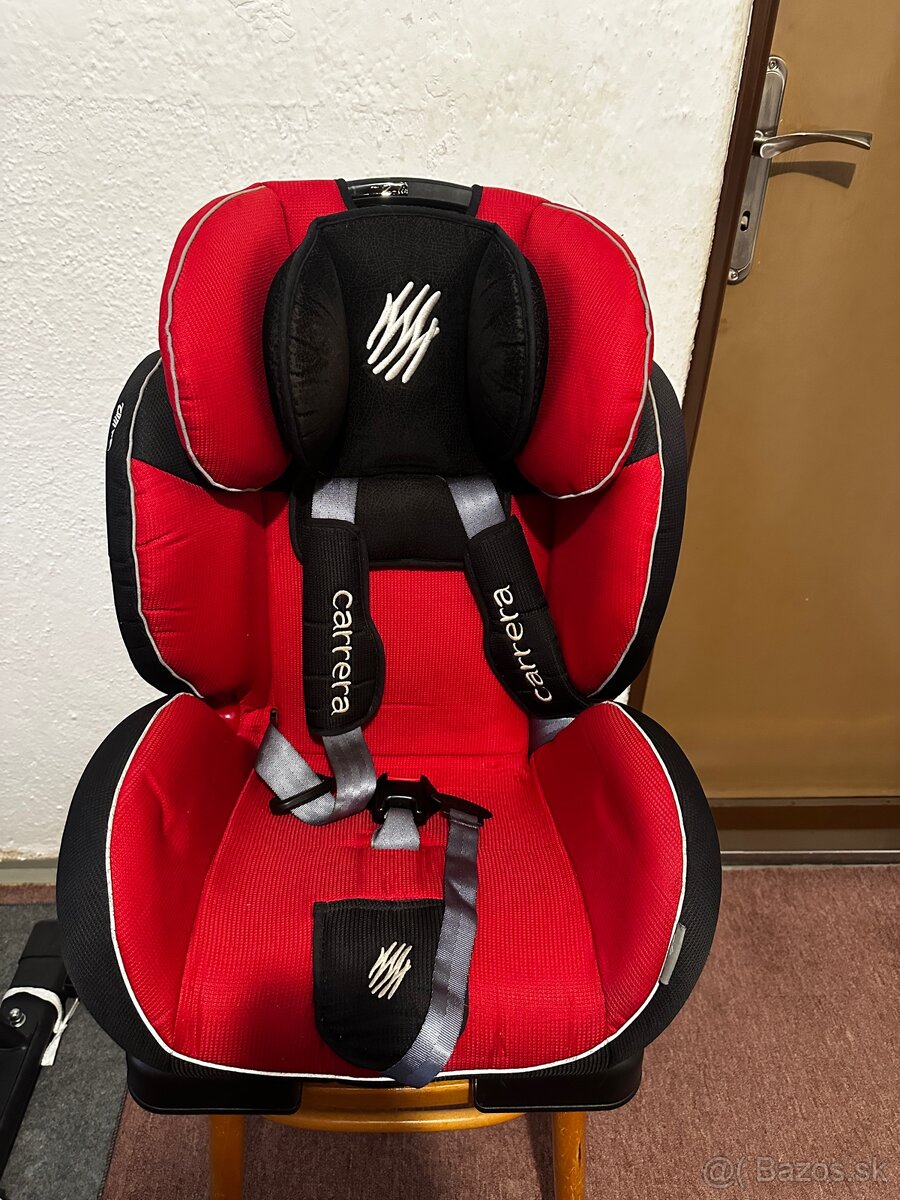 Autosedačka a podsedák.