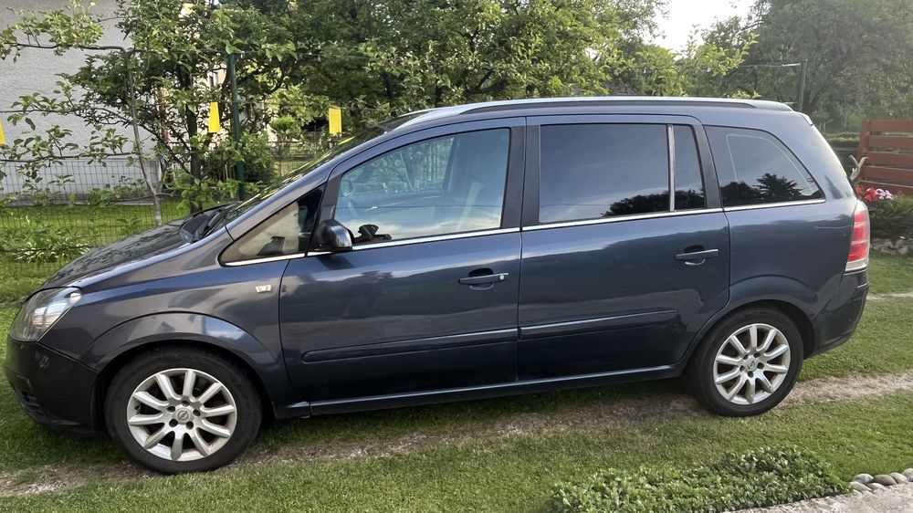 Lacno predám 7 miestny Opel Zafira B // 2006