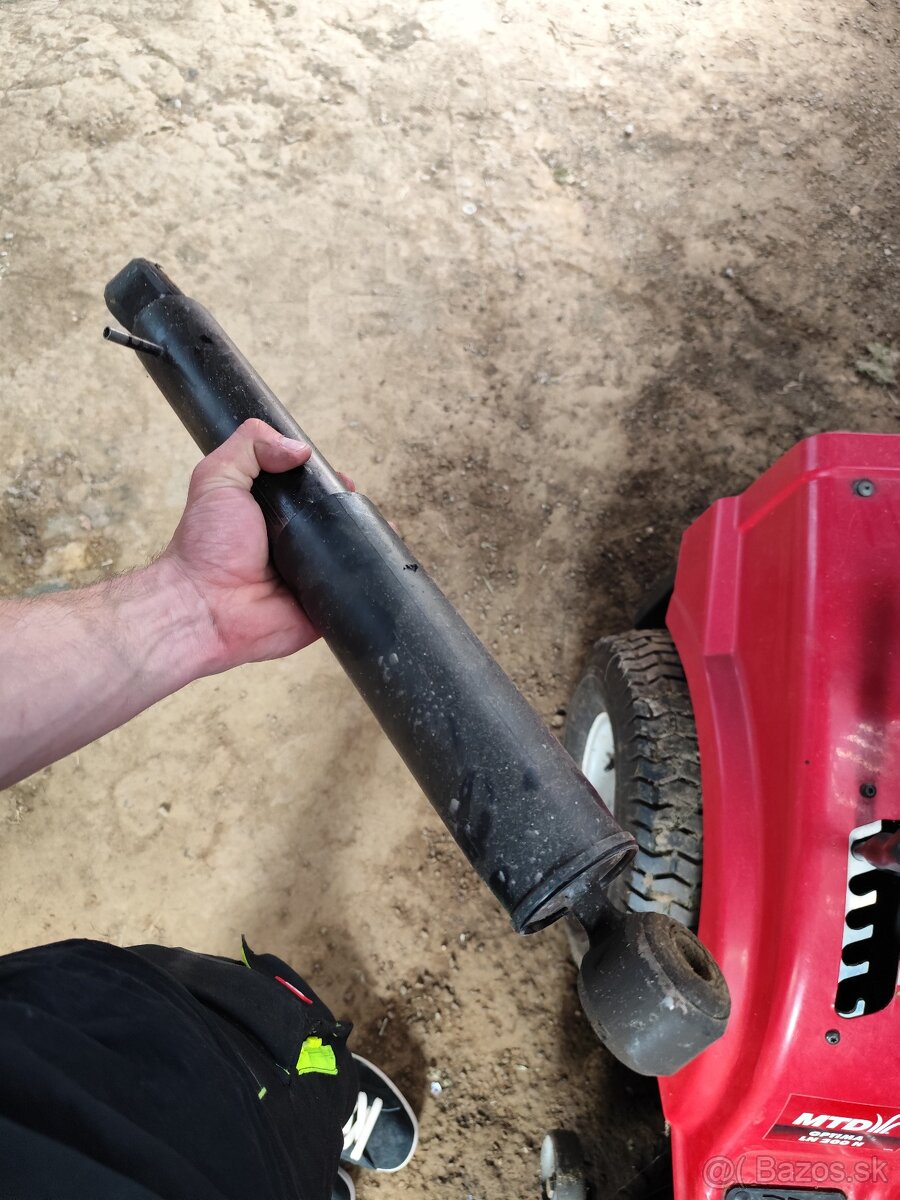 Zetor tlmič kmitov tažká naprava