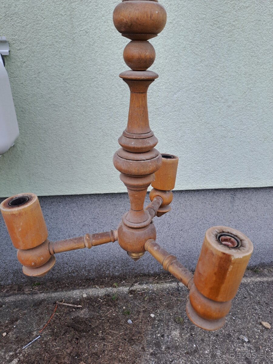 Starý drevený luster