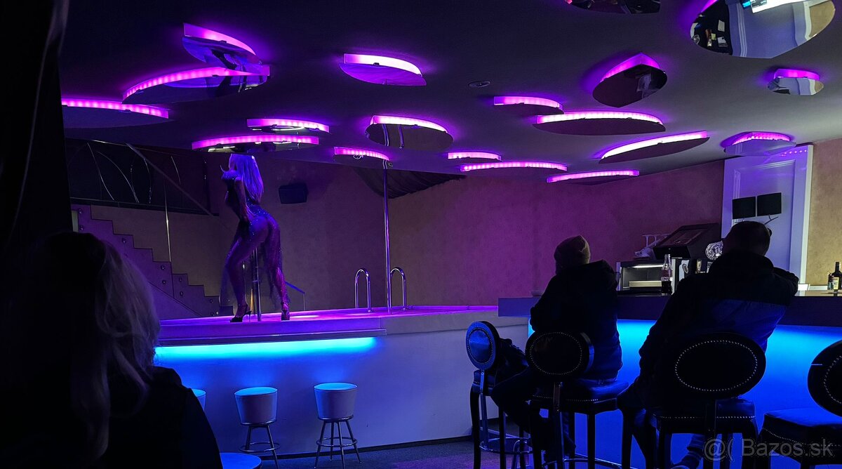 Tanečníčka v luxusnom klube