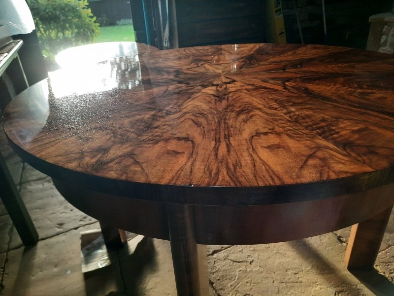 nabytok - kruhovy jedalensky stol