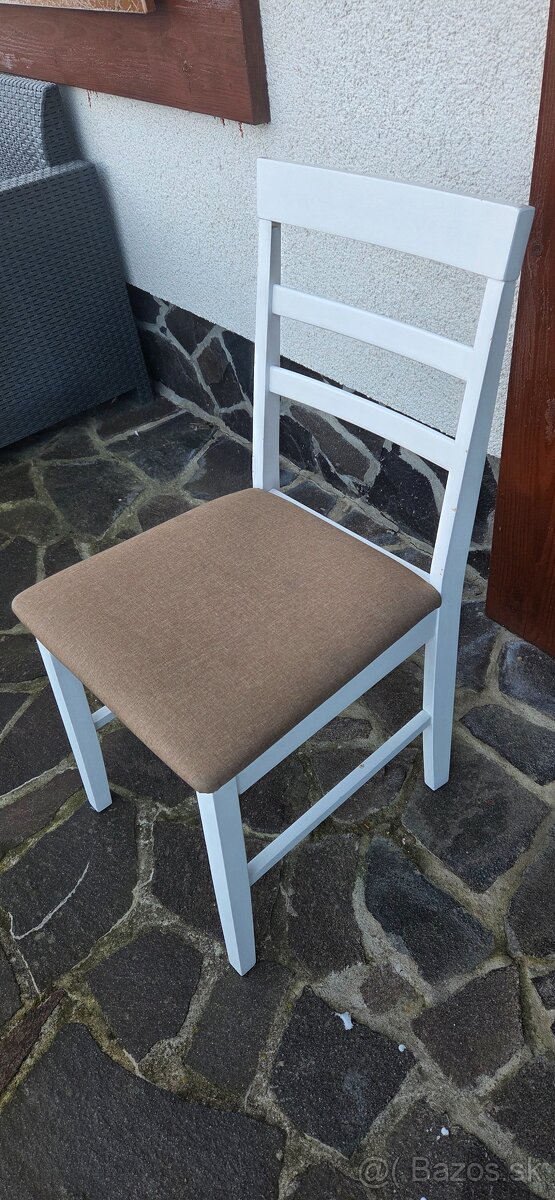 Biele stolicky