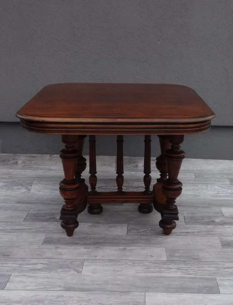 Stôl starožitný z 19 . storočia.