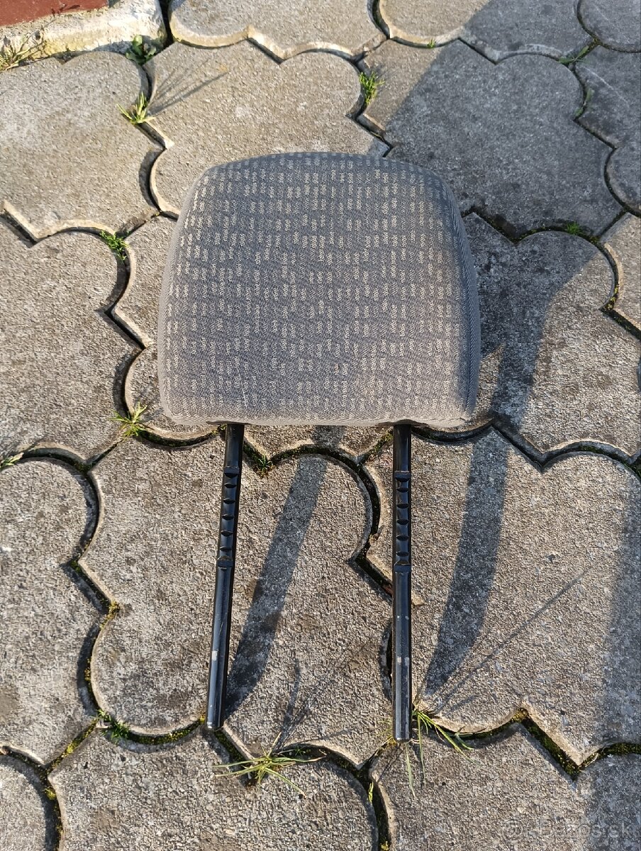 Opierka na hlavu