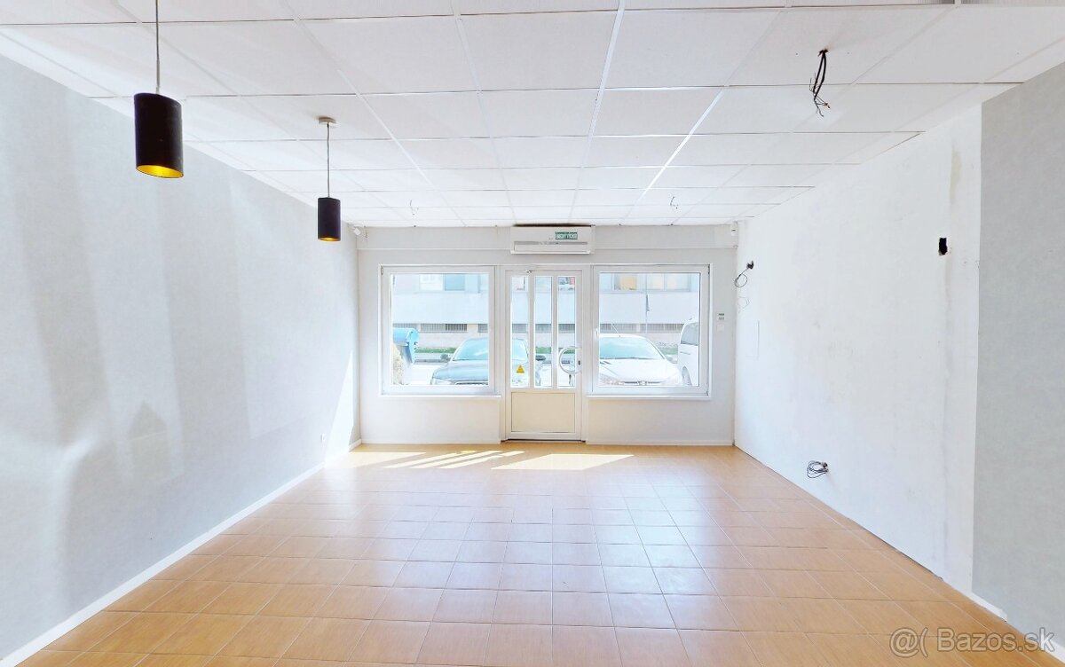 CENTRUM jedinečný priestor s výkladom + terasa + záhrada