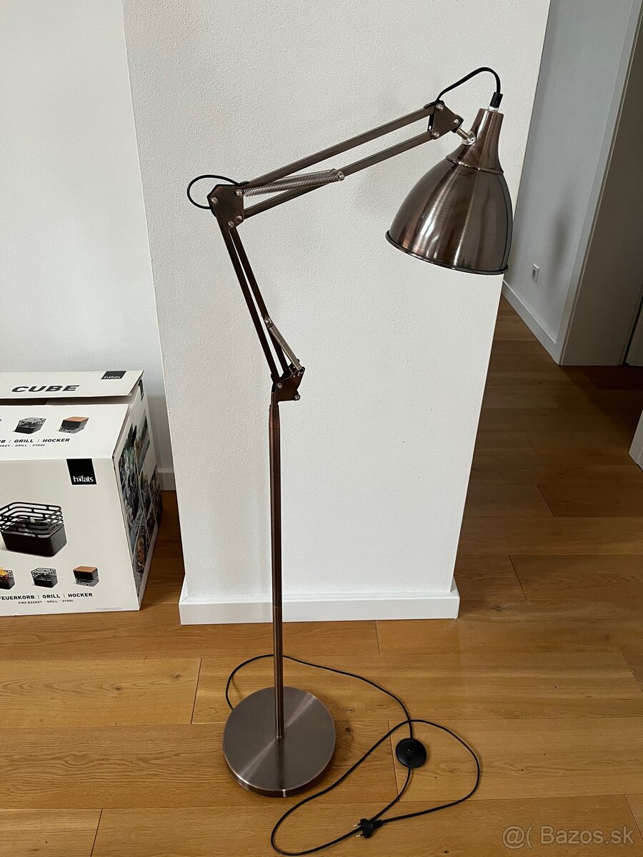 Stojacia lampa