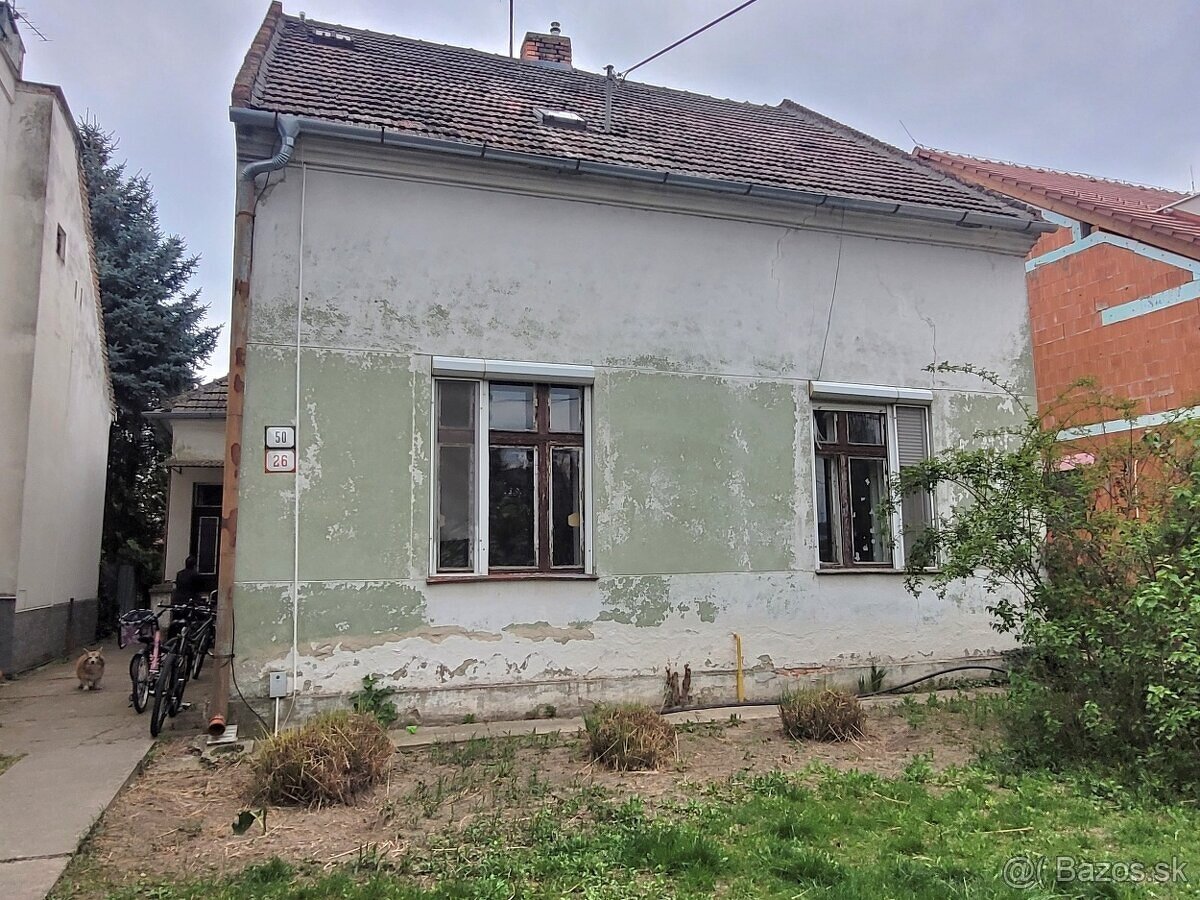 Predaj 4 izboveho domu s 970 m2 pozemkom v Štúrove.