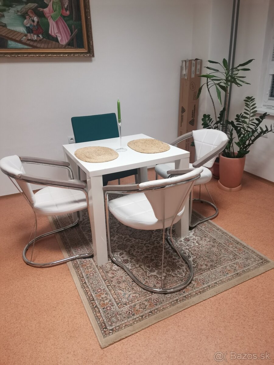 Stôl so 4 stolickami