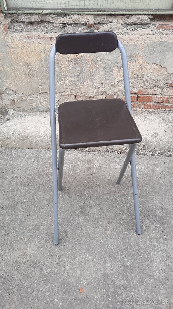 🪑 Retro kovová stolička – skladacia, pevná, zachovalá