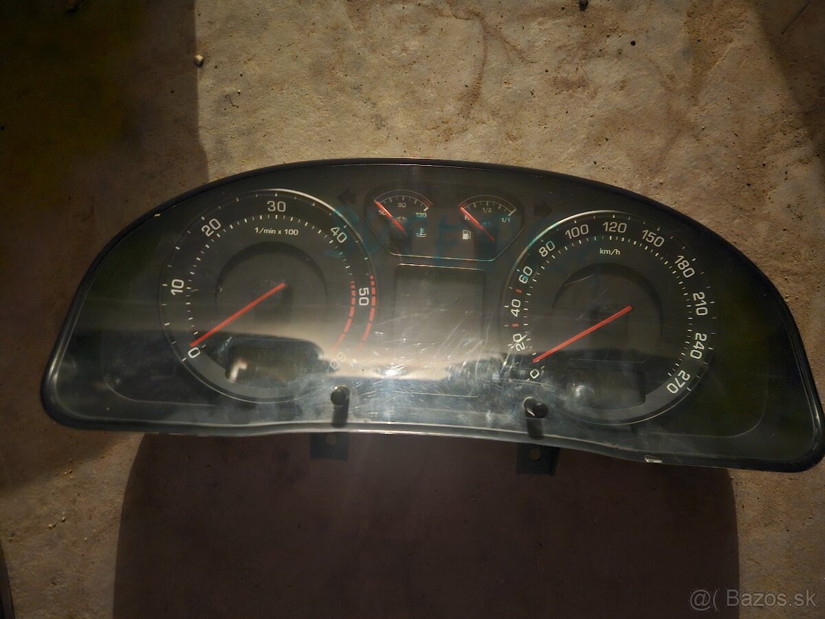 Predám budíky na Škoda superb 1