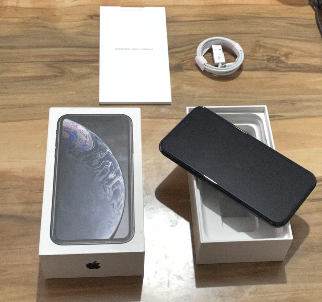 Predám Apple iPhone XR 64GB Black Známky Opotrebovania
