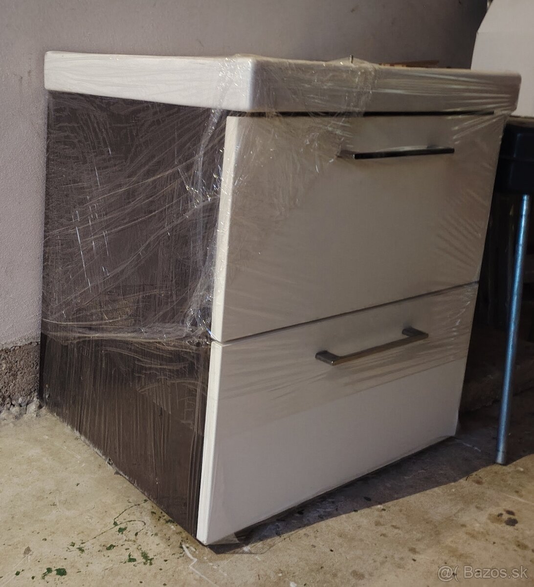 Umývadlo bez hlbokými šuplíkmi.