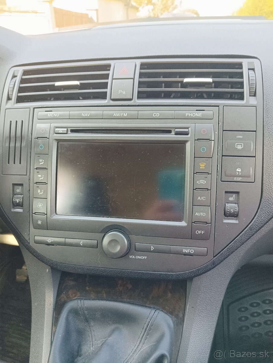 Kúpim auto rádio ford