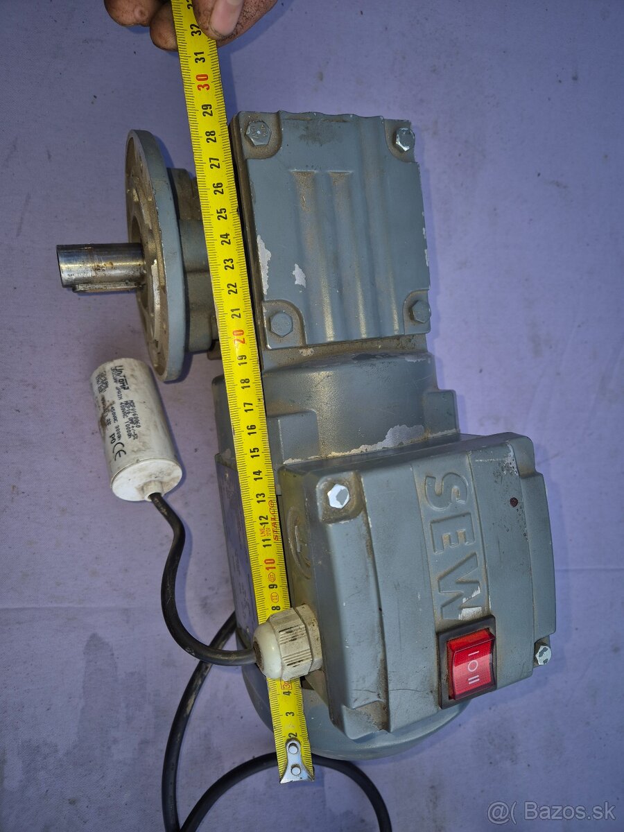 Elektromotor s prevodovkou 25 ota/min.