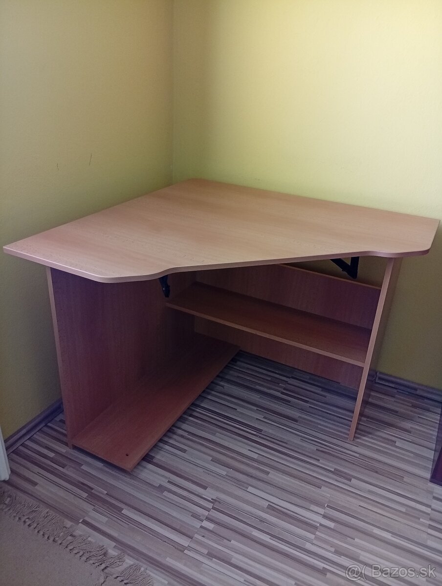 Rohový písací stolík