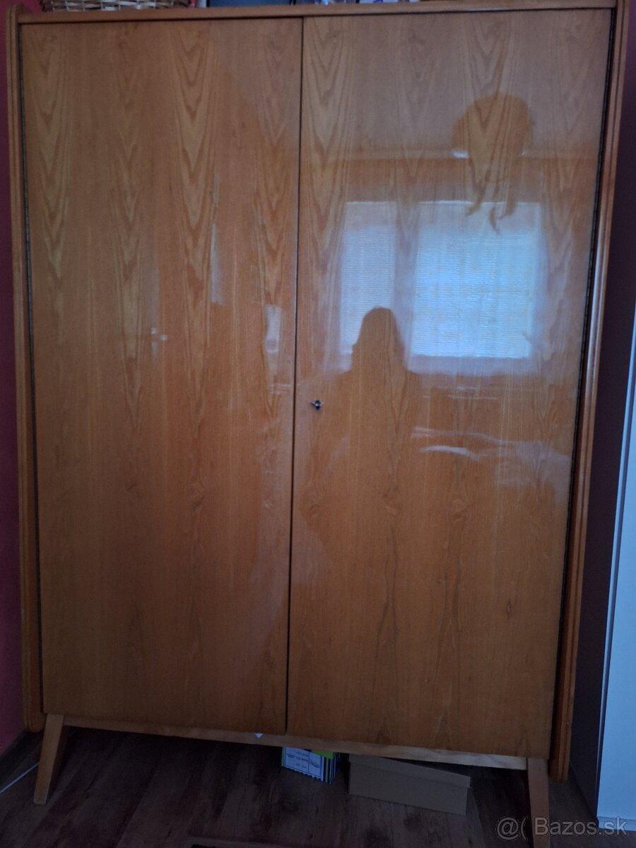 Starožitná skriňa