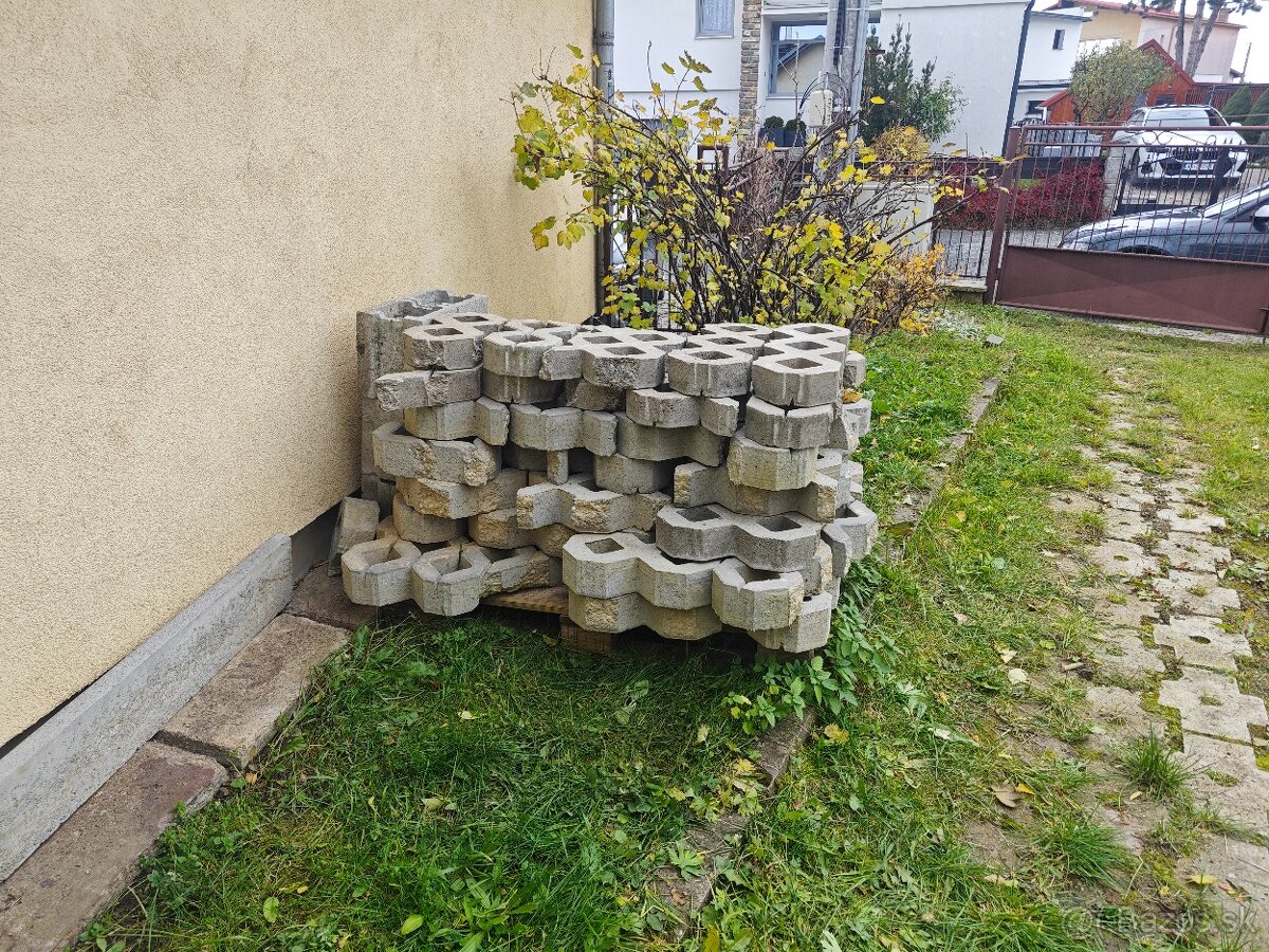 Zatrávňovacia dlažba sivá