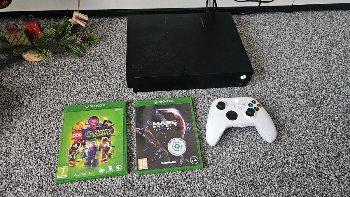 Xbox One X 1TB + joypad a hry