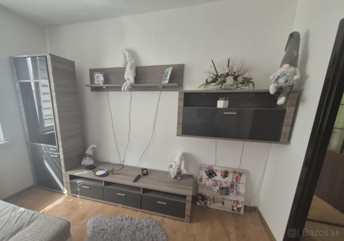Obyvacia stena s led osvetlenim