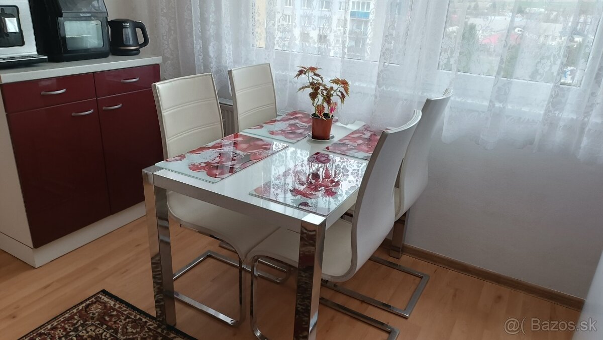 Set jedálenskych stoličiek